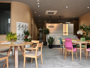 家具職人が造りあげたテーブル・イス（シャルドネ家具）がお出迎えする受付ブース♪♪