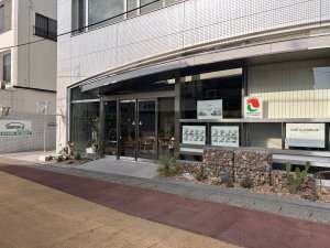 建物左側にお入りください。お客様駐車場となってます♪♪